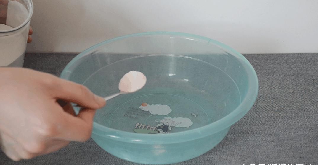 毛巾|厨房抹布又脏有油难清洗 教你一招用它泡一泡, 抹布比毛巾还干净