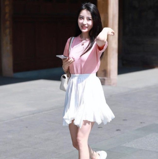 t恤 美女身穿T恤搭配白色长裙,时髦的减龄装,很有少女感