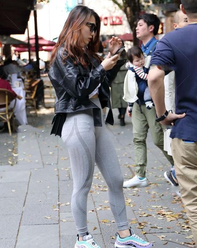 灰色和白色的经典穿搭，搭配黑色的皮衣，造型帅气又不会出错