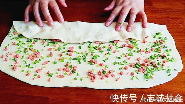 面粉别只蒸馒头,加一把葱花,卷一卷切一切,比包子馅饼还好吃