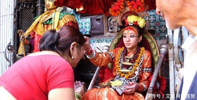 尼泊尔“活女神”悲哀:被禁锢在寺庙,双脚不能触地,最后孤独终