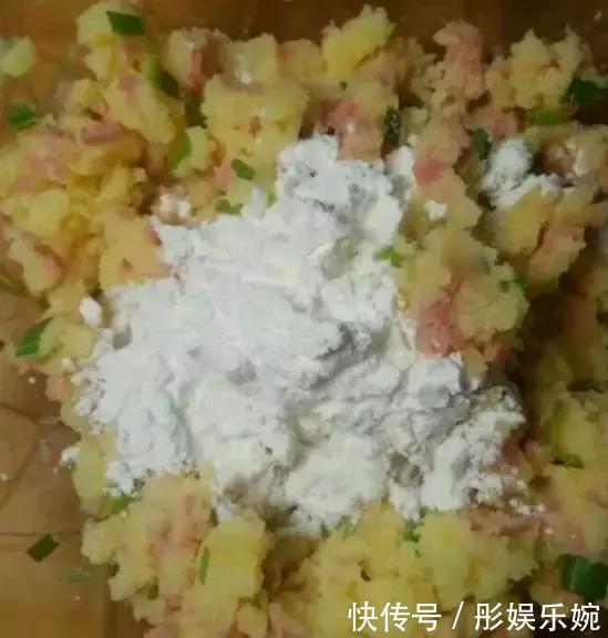 教你用土豆做金黄酥脆小饼,一口一个,又香又好吃!孩子吃不腻!