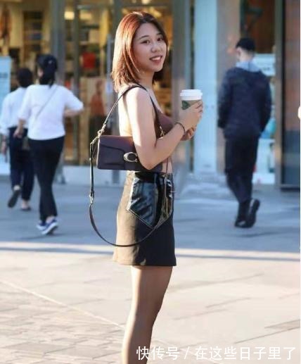 短裙 棕色吊带背心搭配皮短裙,俏皮可爱,层次感十足!