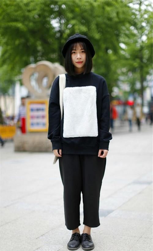 短靴加上高跟的设计，显得腿部显细显长