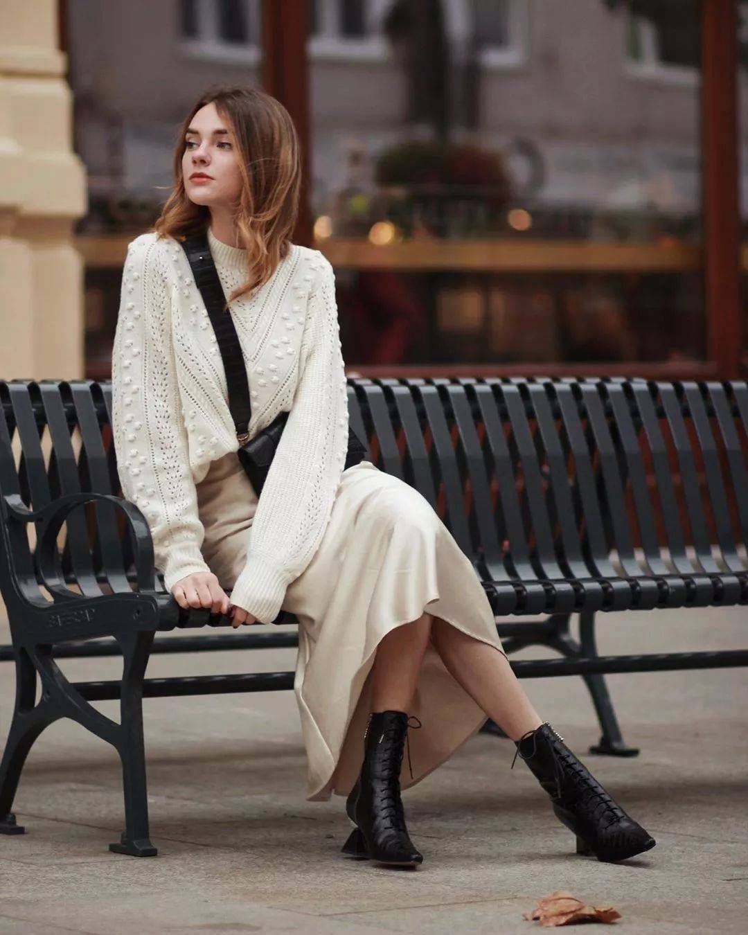 冬季毛衣都流行这么穿，将衣摆一边塞进裤子里，个性时髦还显高