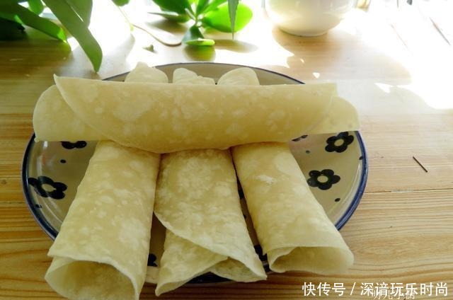 做春饼不用蒸锅，这样做一分钟一张，又薄又软，放三天也不硬