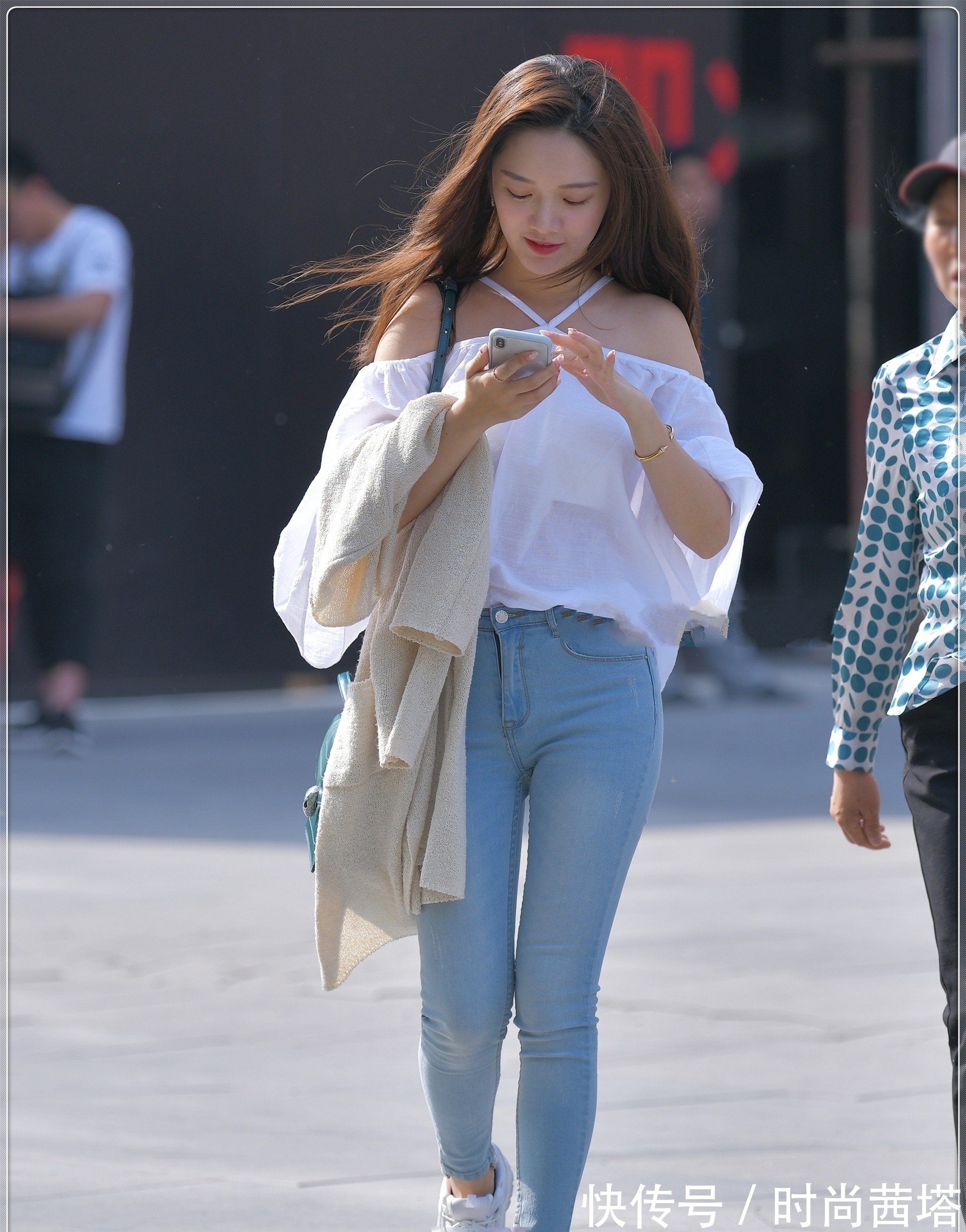 小白鞋 白色露肩上衣搭配牛仔裤,简单清纯,舒适透气