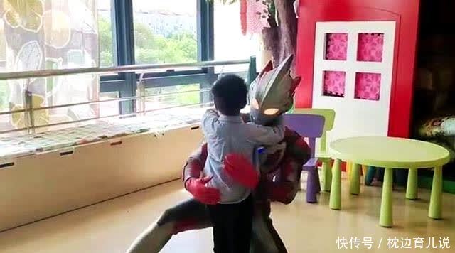 又一毁童年系列：“奥特曼被怪兽打败”走红，人类幼崽的反应亮了