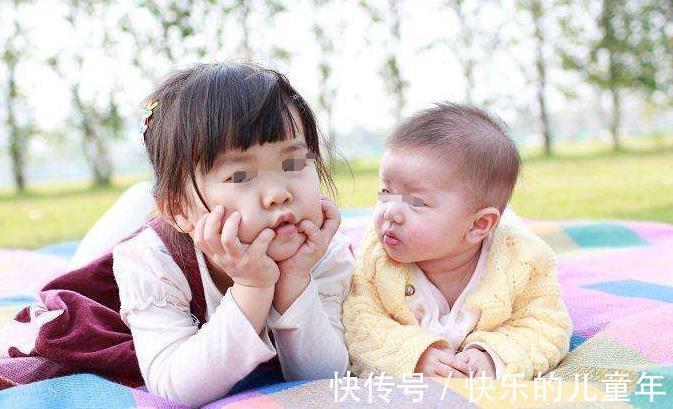 小二宝|二胎养娃法则:有多爱二宝,就要多偏向大宝,别误会孩子的嫉妒心