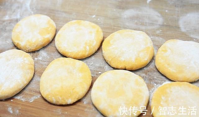 南瓜里打2个鸡蛋,竟然这么好吃教你10分钟快速搞定全家早餐