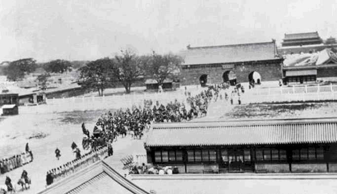 1905年光绪走在天安门广场，原来真实的皇帝出行比电视里简单