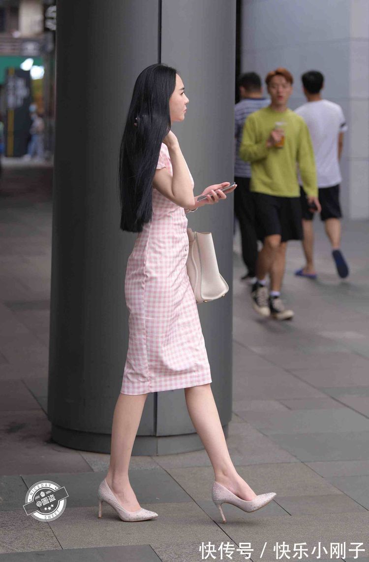 美感 高贵优雅的连衣裙装扮更添清纯美感,展现优雅体态,清新特别