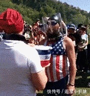 |搞笑GIF：带女友去逛街 请问遇到这种情况该怎么办？