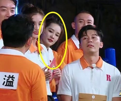 嘉宾 她才是《跑男》最得宠的女嘉宾,被王嘉尔主动牵手,还“揽在”怀里