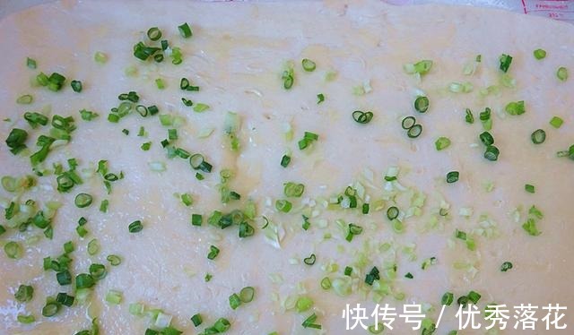 平底锅版的葱香烧饼,外酥里软又多层,按照这方法操作,一次成功!