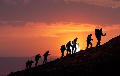 运动|寿命短的人，走路会有八个表现，若你八个都没有，长寿会离你更近