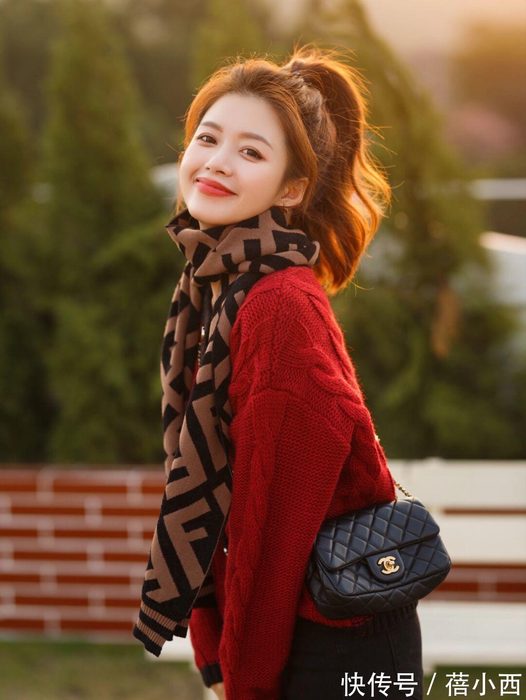 小蛮腰|今年还是穿“红色毛衣”最洋气,搭配牛仔裤、半身裙简约又显气质