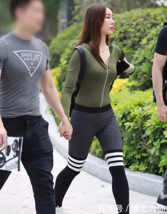 美女 身材完美的打底裤美女,时尚靓丽,曼妙的腰身真迷人