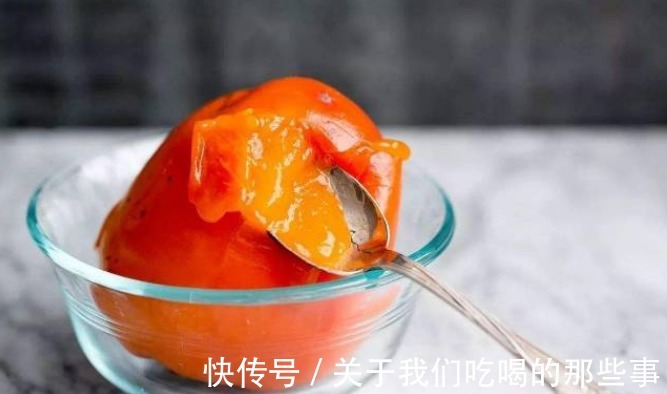 柿子的正确“吃法”，不用撕皮，果农教你2个方法，不流汁不脏手