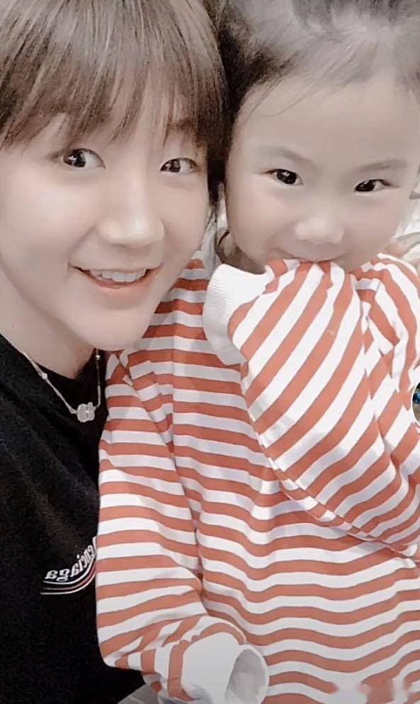 郭依嘉|王楠女儿被称“国乒新晋小团宠”,马龙将她放在腿上,比剪刀手!
