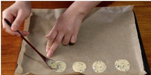 搅拌均匀|孩子吃的饼干不用买,手把手教你在家做,面粉鸡蛋搅一搅就搞定