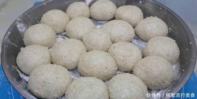 开水|麻团和面是开水还是凉水吗,掌握3个技巧,个个空心鼓泡不炸裂