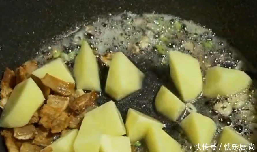 懒得炒菜,炖一锅懒人菜,荤素搭配,好吃不腻又简单!