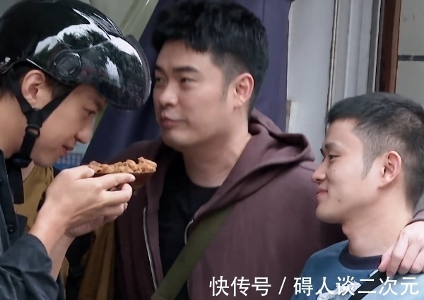 陈赫|陈赫到街边摊一下子要十碗面,小鹿付款得知总价钱后,是我没见过世面