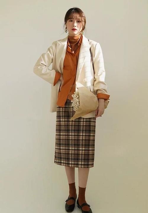 2021年春天流行的“毛呢小西装”，下装这样搭配很时髦，有韩范！