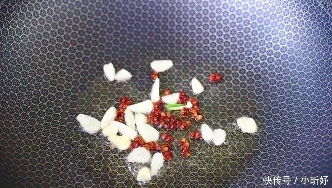 鸡身上最脏的部位,里面含大量重金属,白给都不要,炒菜要扔掉