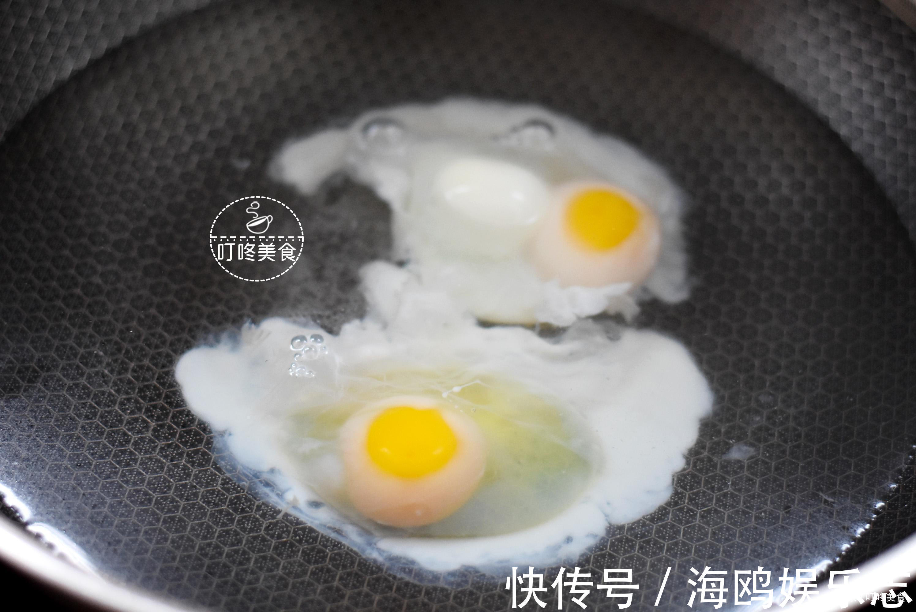 白沫|煮荷包蛋时,煮不圆还冒白沫教你一招,保证完整还不粘锅!