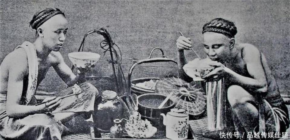 小脚女人|晚清时期老照片,裹小脚女人做针线活,照相馆模特展示雨具