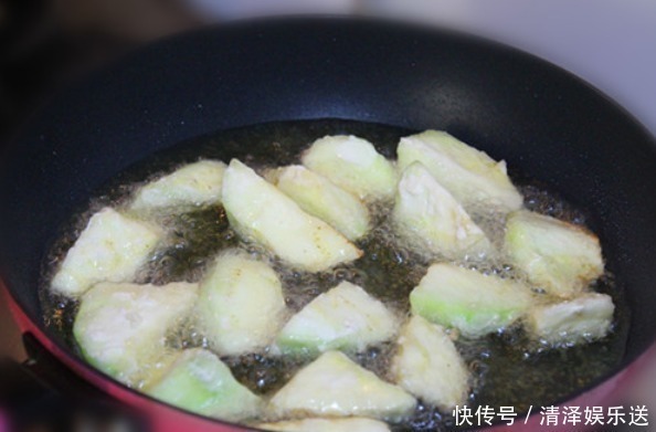 大厨教你做红烧茄子,记住这2点,不发黑不吸油,焦香软嫩不油腻