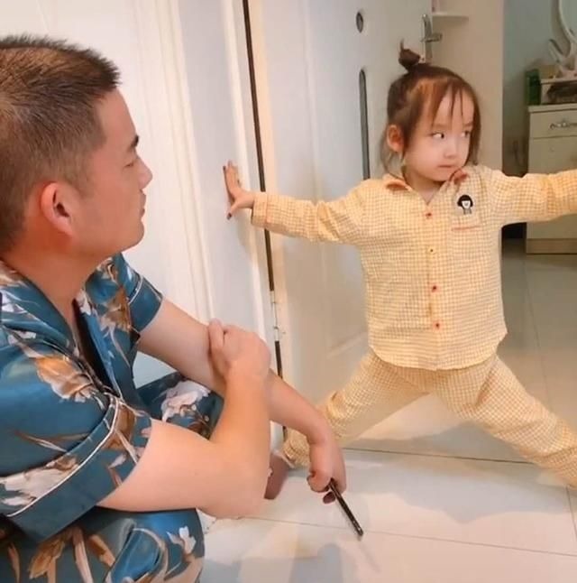 家长|女儿堵卧室门口,不让爸爸跟妈妈一起睡,爸爸的应对方法笑翻妈妈