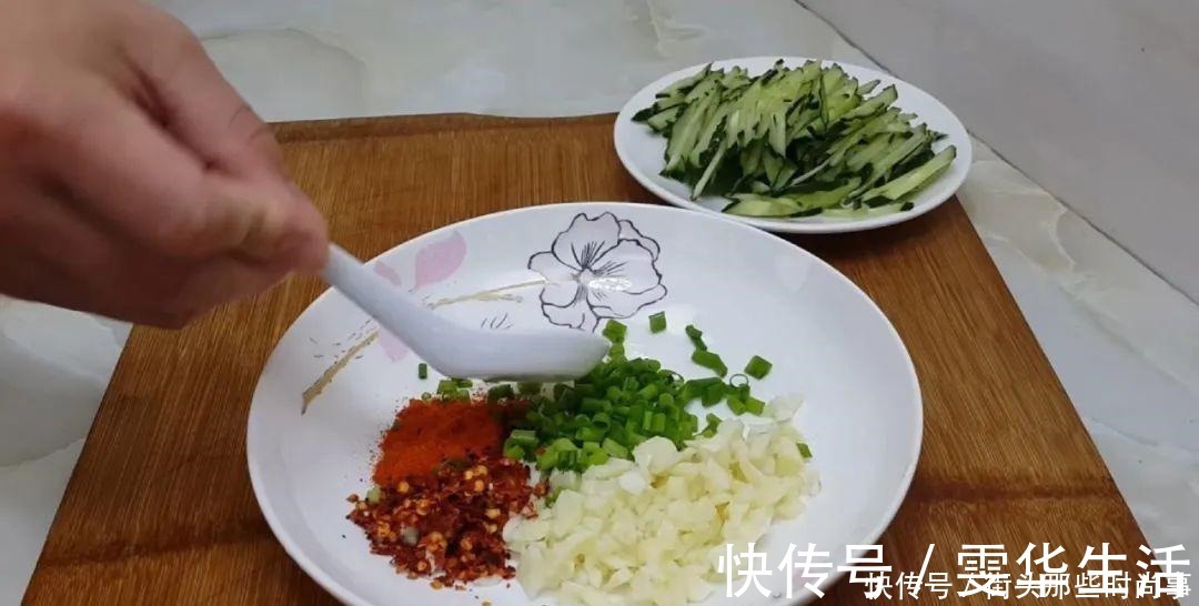 好吃|我家面条就爱这么吃，筷子一搅，做出创意凉拌面，比凉皮劲道好吃