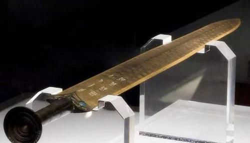 都知道越王勾践剑非常有名,但是,出土之后的谜团至今仍争论不休