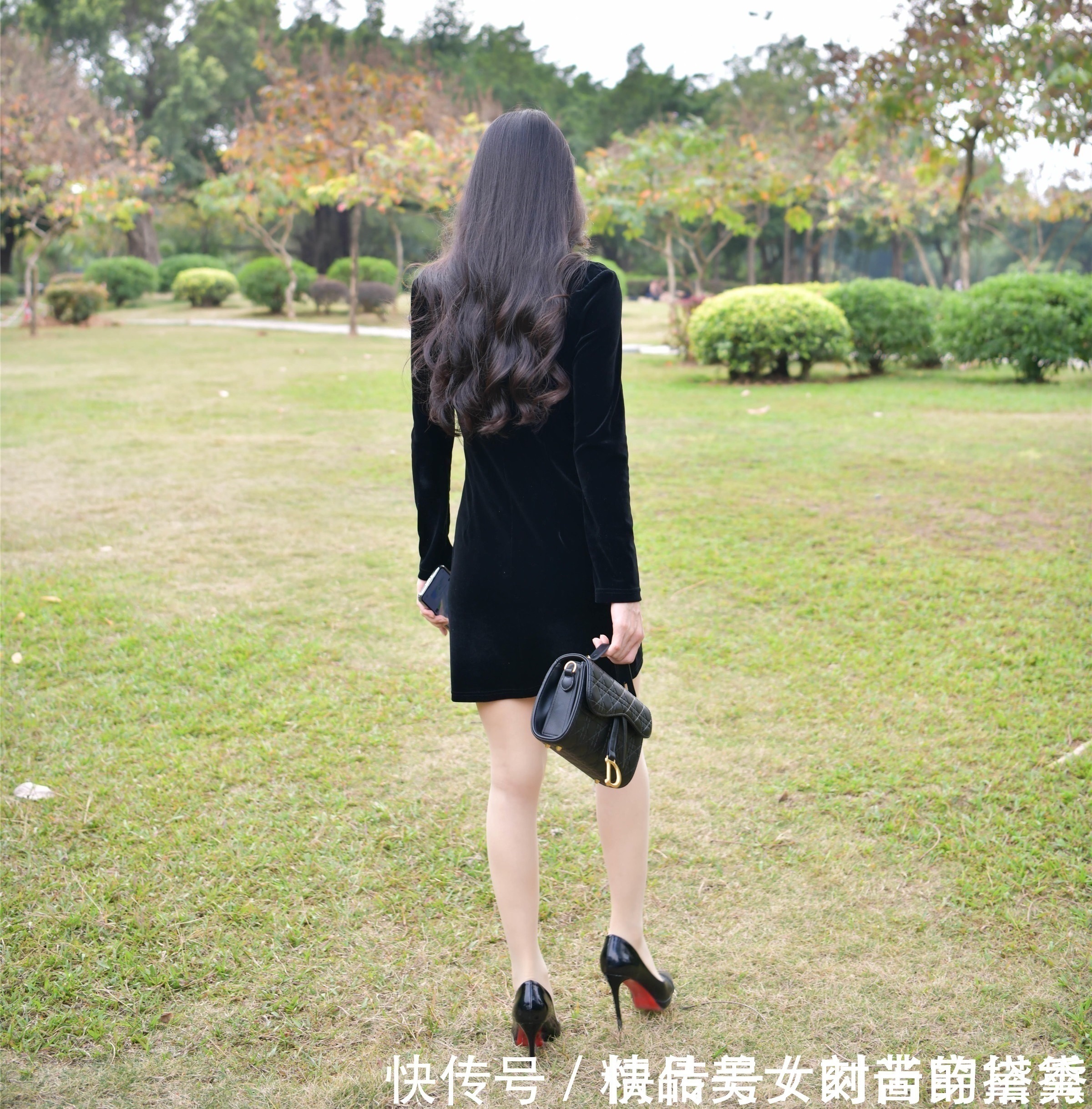 连衣裙 金丝绒黑色连衣裙搭配黑色高跟鞋,优雅范十足