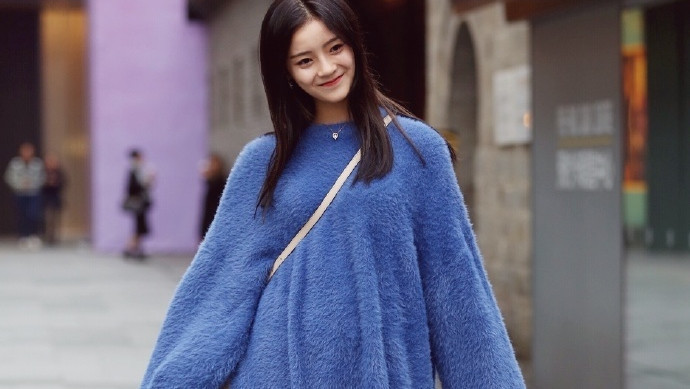 美女 美女蓝色毛衣搭配长筒靴, 长腿笔直性感, 果然脸小的都漂亮