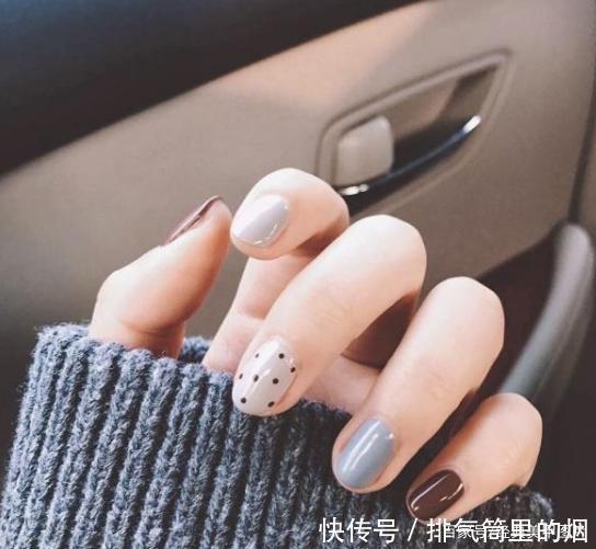 高级感十足的烟灰色和奶灰色美甲图片,时尚显白,拒绝平庸