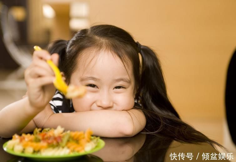 初潮|女儿初次来例假的时间很重要，早于这个年纪，以后可能难长高