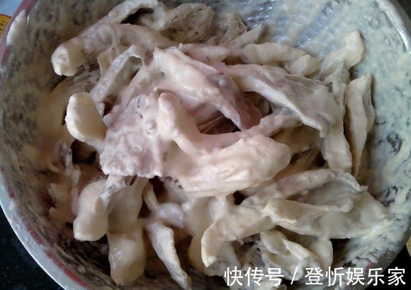 酥脆|炸蘑菇，用淀粉还是用面粉牢记“用粉比例”，蘑菇酥脆不易回软