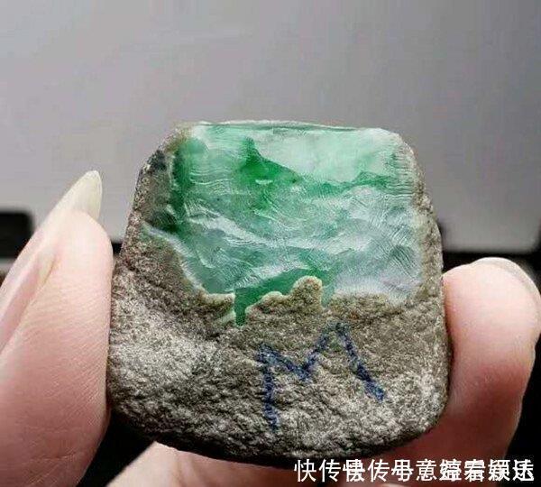 小哥花800买了一块不起眼的翡翠小料子，一刀下去后商家哭了
