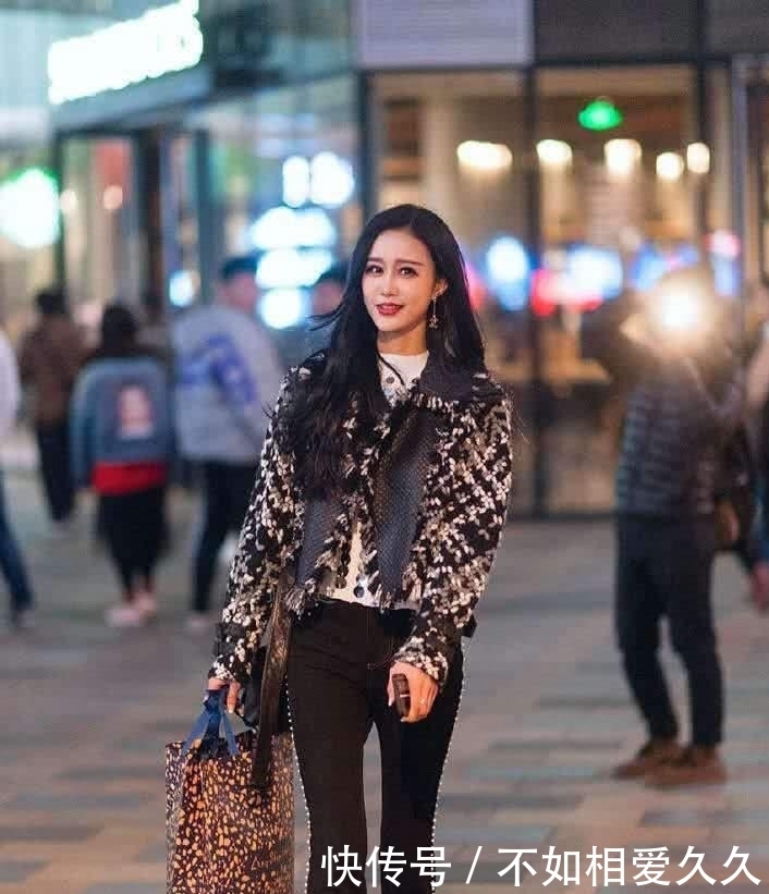 时尚穿搭:性感时尚小姐姐,气质紧身裤搭配凹凸有致