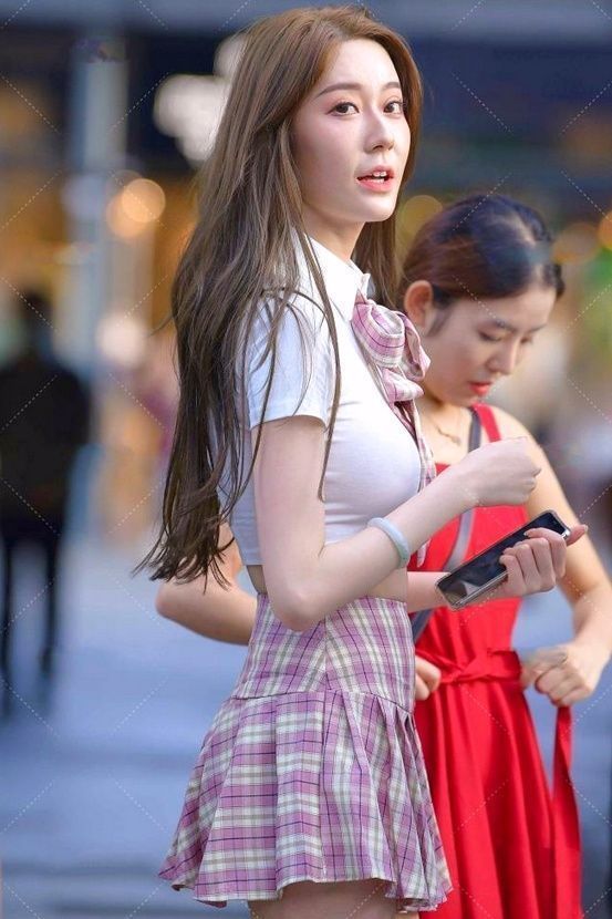 美女短款衬衫搭短裙,展现时髦的魅力