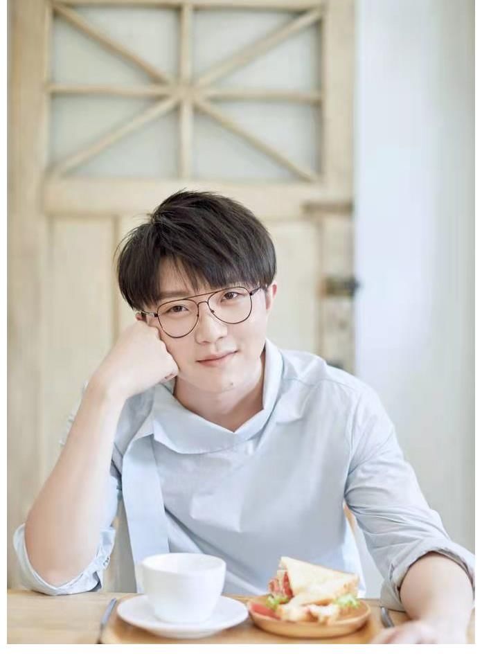 2017年一个二十多岁刚刚作为男护士考学实习结束后的平凡小男孩努力的追逐自己的梦想