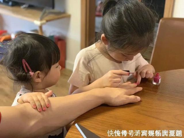 孩子|哥哥开学后,弟弟“颓废”度日,网友:没有人抢,玩具都不香了