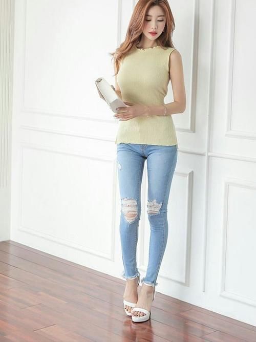  美女|美女模特：牛仔裤美女的搭配气质优雅如沐春风，减龄有活力