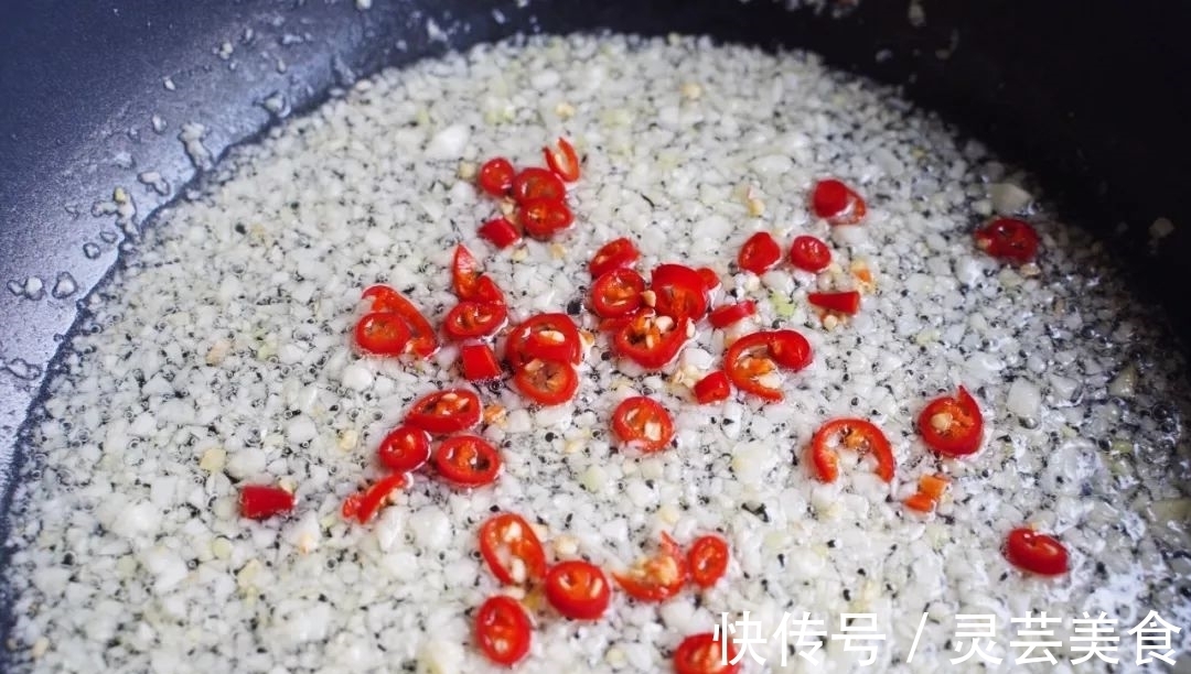 浓郁|吃8个扇贝要配2头蒜,这样的蒜蓉粉丝蒸扇贝味最正!蒜香超浓郁!
