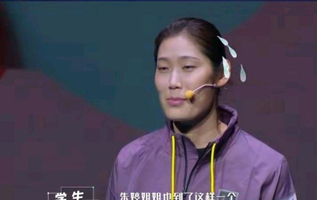 婚姻|女球迷问朱婷婚姻问题！女排队长一脸尴尬，笑着给出球迷确切答案