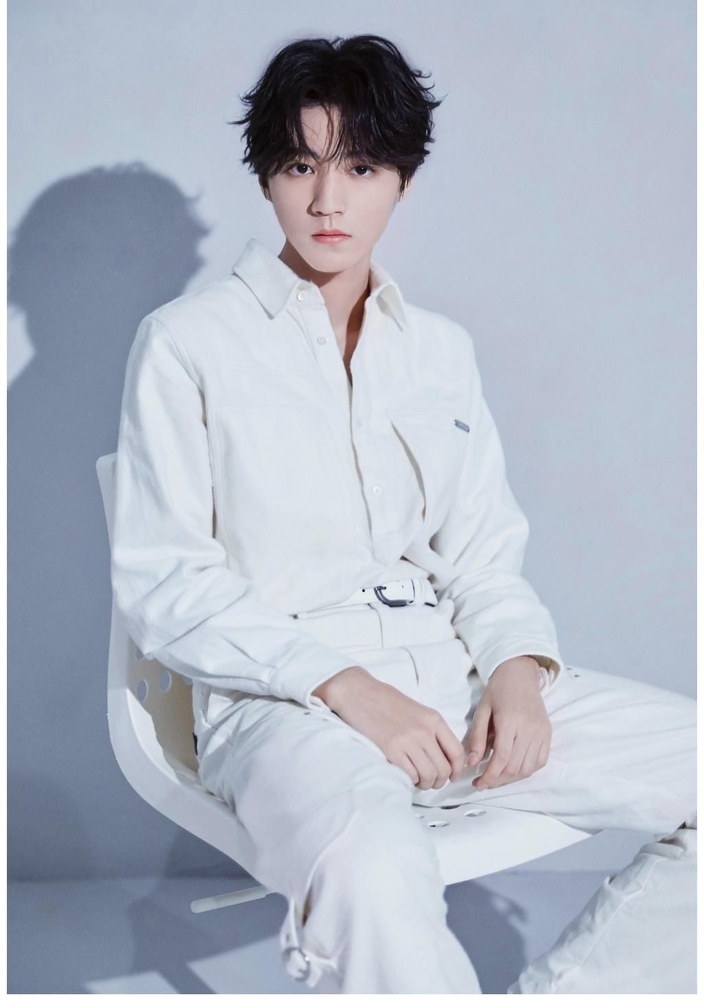 舞臺表演|王俊凱王一博王源舞臺表演照曝光，王一博果然自成一派，太好笑！